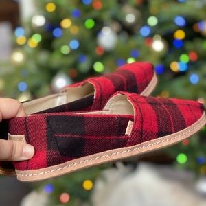 Toms holiday print flats